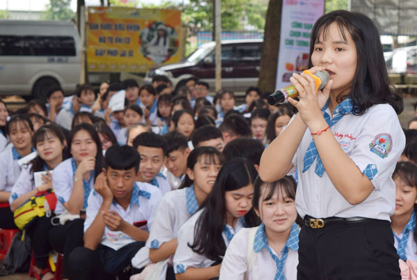 Học sinh Trường THPT Nguyễn Đình Chiểu (huyện Long Thành) đặt nhiều câu hỏi trong chương trình tư vấn hướng nghiệp mới đây. Ảnh: H.Yến