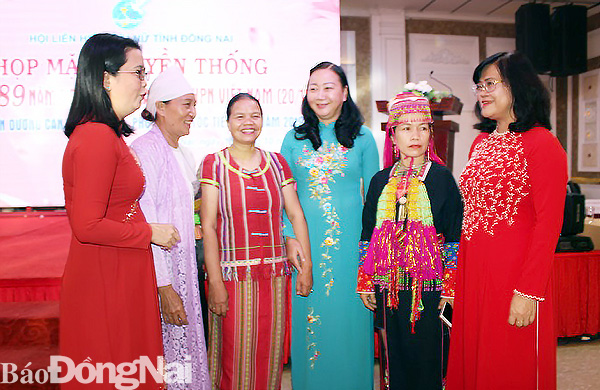 Phó chủ tịch UBND tỉnh Nguyễn Hòa Hiệp (bìa phải) và lãnh đạo Trung ương Hội Liên hiệp phụ nữ Việt Nam, Hội Liên hiệp phụ nữ Việt Nam tỉnh trao đổi với cán bộ, hội viên nữ dân tộc được tuyên dương