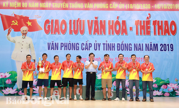 Đội bóng Văn phòng Tỉnh ủy giành ngôi vô địch môn bóng đá mini