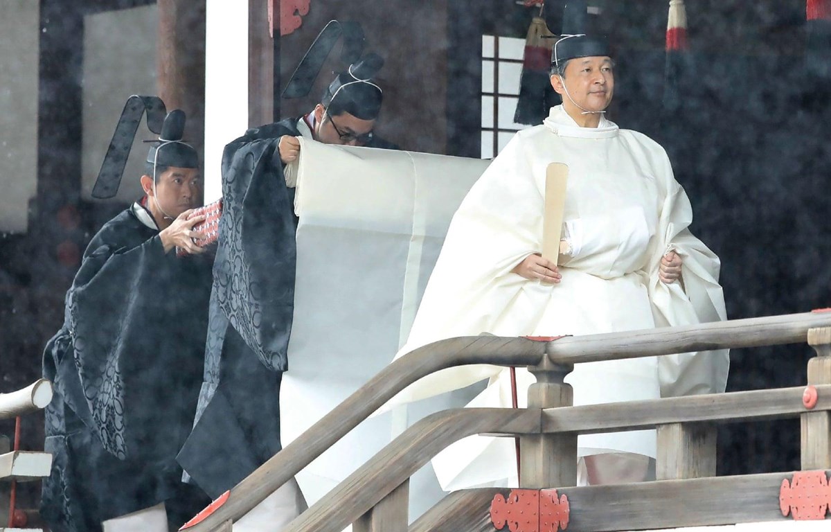 Nhật hoàng Naruhito làm lễ tại Điện thờ cung Hoàng gia ở Tokyo, trước lễ Đăng quang ngày 22-10-2019. (Nguồn" AFP/Getty)