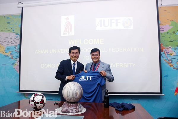 Ông Byon Seok Hwa, Chủ tịch Liên đoàn Bóng đá sinh viên các trường đại học châu Á (trái) tặng áo thi đấu cho Hiệu trưởng Trường đại học công nghệ Đồng Nai Phạm Ngọc Sơn