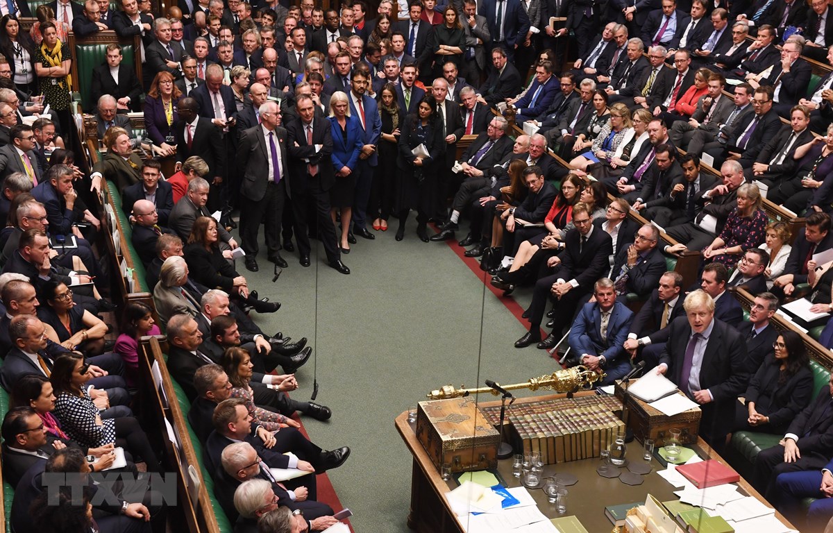Thủ tướng Anh Boris Johnson (phải) tại phiên họp của Hạ viện Anh ở London ngày 22-10. (Ảnh: AFP/TTXVN)