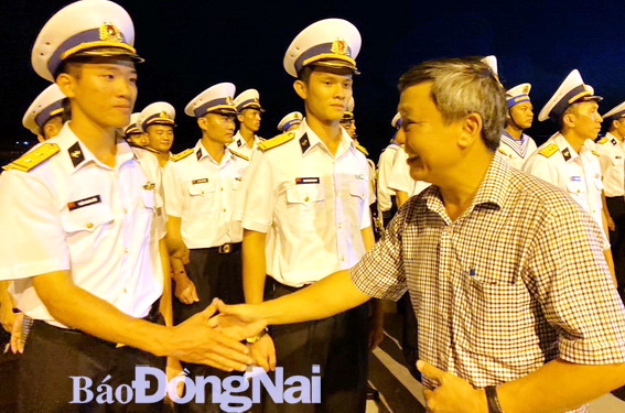 Đồng chí Hồ Thanh Sơn, Phó bí thư thường trực Tỉnh ủy thăm hỏi cán bộ, chiến sĩ trên tàu chiến đấu Quang Trung (Ảnh: Thanh Hà)