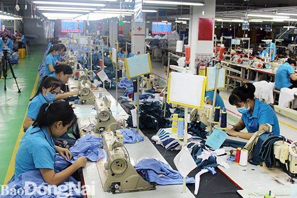 Công nhân Công ty TNHH Hoàng Gia G.M.T (Khu công nghiệp Sông Mây, huyện Trảng Bom) tăng tốc làm việc dịp cuối năm