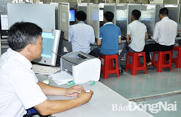 Học viên thi bằng lái xe (phần thi lý thuyết) tại Trung tâm đào tạo và sát hạch lái xe loại 1 Đồng Nai (TP.Biên Hòa) dưới sự giám sát chặt chẽ 