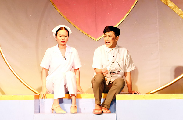 Ai cũng đeo mặt nạ, bong bóng lòng tốt sẽ vỡ...