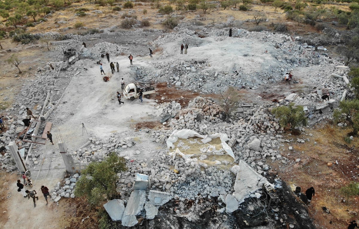 Hiện trường khu vực bị oanh kích gần làng Barisha, tỉnh Idlib, miền Tây Bắc Syria, nơi "một nhóm có liên hệ với IS đồn trú, ngày 27-10. (Ảnh: AFP/TTXVN)