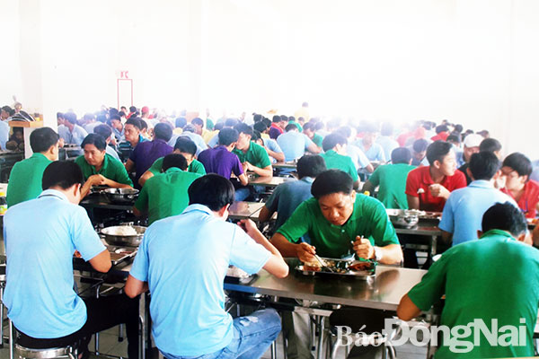 Bữa ăn ca của người lao động tại Công ty TNHH Cibao (Khu công nghiệp Suối Tre, TP.Long Khánh). Ảnh: T.Lâm