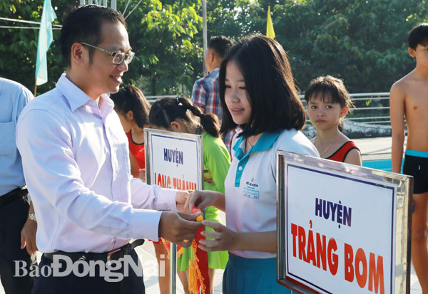 Phó giám đốc Sở Văn hóa - thể thao và du lịch Nguyễn Xuân Thanh tặng cờ lưu niệm cho các đơn vị tham dự giải