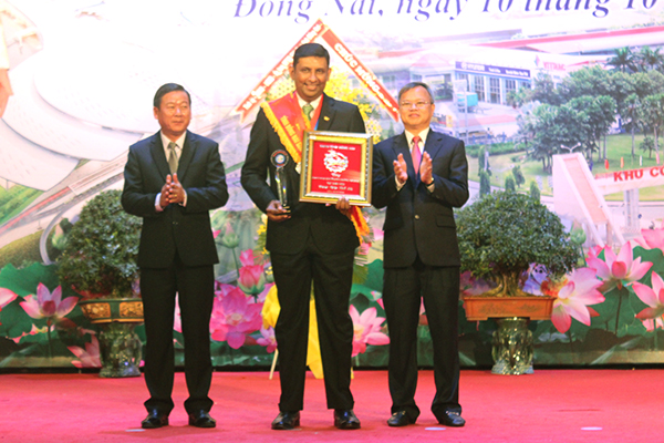 Ông Ganesan Ampalavanar, Tổng giám đốc Công ty TNHH Nestlé Việt Nam được UBND tỉnh tặng danh hiệu Doanh nhân xuất sắc năm 2019. Ảnh: H.Giang