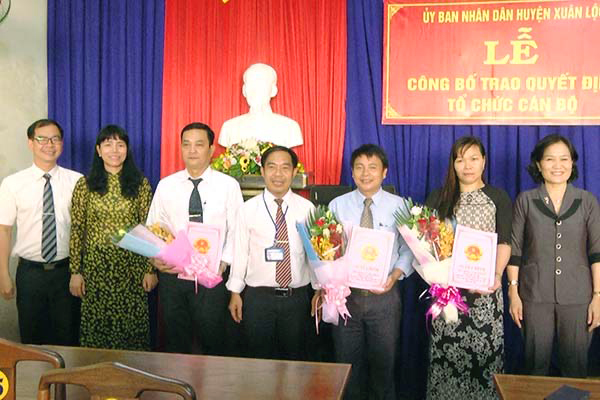 Lãnh đạo huyện Xuân Lộc trao quyết định bổ nhiệm cán bộ sau khi sáp nhập 5 đơn vị: Đài Truyền thanh, Nhà thiếu nhi, Trung tâm văn hóa thể thao, Thư viện, Ban Quản lý bảo vệ rừng di tích quốc gia núi Chứa Chan thành Trung tâm văn hóa - thông tin và thể thao. Ảnh:H.Đình