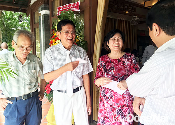 Các cựu học sinh miền Nam vui mừng hỏi thăm nhau trong ngày gặp mặt