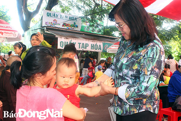 Phó chủ tịch UBND tỉnh Nguyễn Hòa Hiệp thăm hỏi các cháu nhỏ đến tham gia chương trình