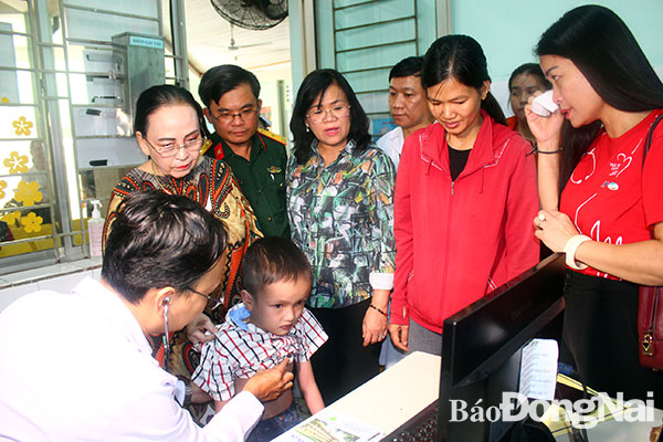 Một trẻ bị tim bẩm sinh cực nặng được bác sĩ khám bệnh. Do gia đình quá khó khăn nên đến nay, dù đã 10 tuổi nhưng bé vẫn chưa có điều kiện phẫu thuật