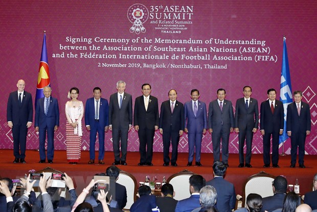 Thủ tướng Nguyễn Xuân Phúc, Tổng thư ký ASEAN Lim Jock Hoi, Chủ tịch FIFA Gianni Infantino và các trưởng đoàn chụp ảnh chung. (Ảnh: Thống Nhất/TTXVN)