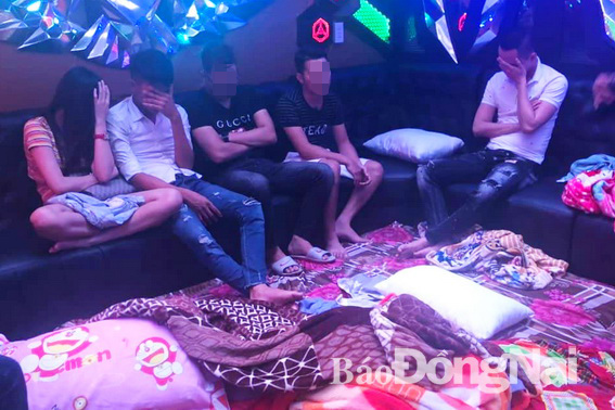 Phòng hát được trang bị nhiều vật dụng: chăn, gối, nệm để “phê” ma túy.