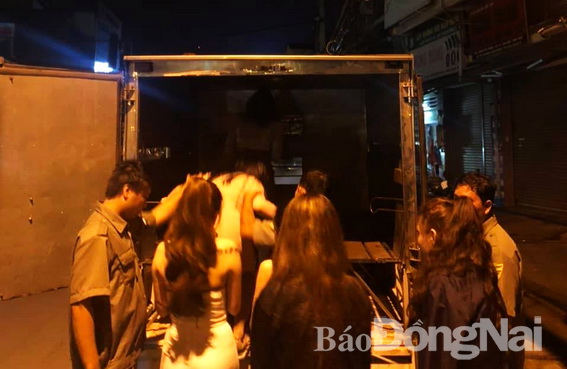 Các đối tượng sau đó được đưa về đồn công an làm việc.