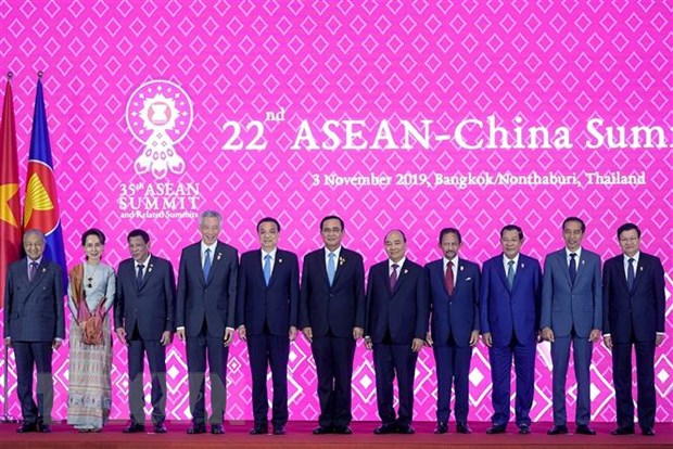 Thủ tướng Nguyễn Xuân Phúc (thứ năm, từ phải sang), Thủ tướng Trung Quốc Lý Khắc Cường (thứ năm, từ trái sang) và các Trưởng đoàn chụp ảnh chung. (Ảnh: Thống Nhất/TTXVN)