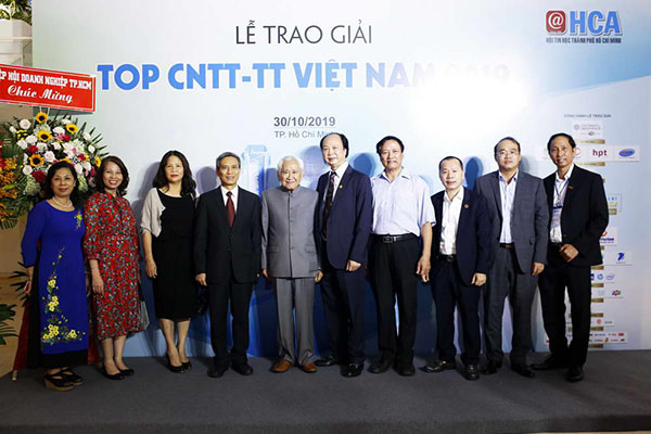 Các đại biểu tham dự lễ trao giải Top công nghệ thông tin - truyền thông Việt Nam 2019
