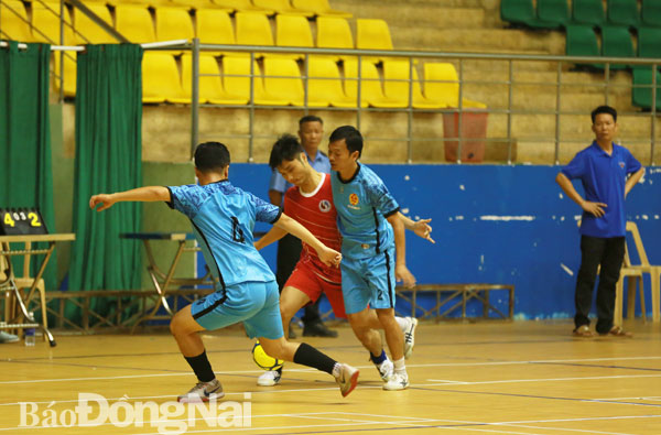 Trận chung kết chung cuộc môn bóng đá mini nam giữa Chi đoàn Cục thuế Đồng Nai (áo xanh) và Đoàn cơ sở Sở Tài nguyên - môi trường