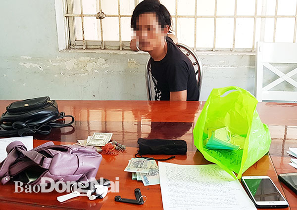 Một đối tượng và tang vật trong một vụ trộm tài sản bị Công an phường Hóa An (TP.Biên Hòa) bắt giữ