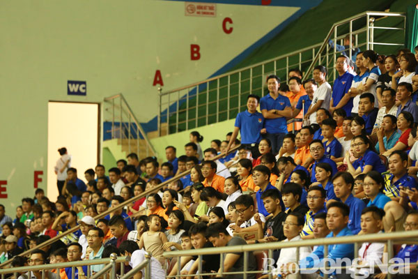 Đông đảo lượng cổ động viên, đoàn viên dự khán trên khán đài cổ vũ cho các đơn vị thi đấu