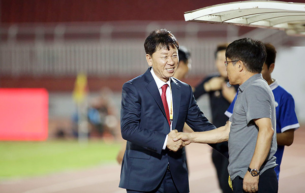 HLV người Hàn Quốc Chung Hae-seong (trái) xứng đáng nhận danh hiệu HLV xuất sắc nhất V.League 2019