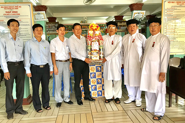Chủ tịch MTTQ và đoàn công tác tặng quà chúc mừng Ban đại diện Cao Đài Tây Ninh tỉnh Đồng Nai