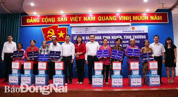 Đại diện Tổng công ty điện lực miền Nam và Công ty TNHH MTV Điện lực Đồng Nai trao bảng tượng trưng và quà cho cho các gia đình chính sách, hộ nghèo tại huyện Thống Nhất, Định Quán và Cẩm Mỹ