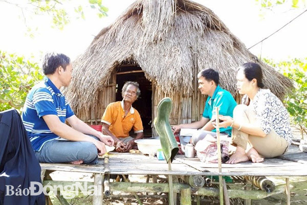 Cán bộ Phòng Nghiệp vụ Bảo tàng Đồng Nai sưu tầm, ghi chép di sản văn hóa phi vật thể trong vùng đồng bào dân tộc thiểu số tại huyện Tân Phú. Ảnh: M.Ny