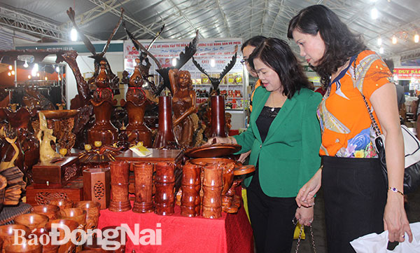 Phó chủ tịch UBND tỉnh Nguyễn Hòa Hiệp tham quan gian hàng mộc mỹ nghệ của làng nghề tại Hội chợ