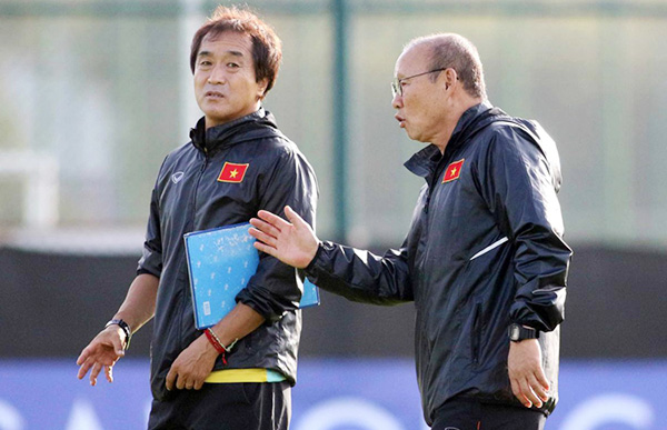 HLV Park Hang-seo và trợ lý thân tín Lee Young-jin (trái) trên sân tập của đội tuyển Việt Nam