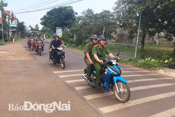 Lực lượng công an và dân phòng xã Sông Thao (huyện Trảng Bom) cùng tuần tra trên địa bàn. Ảnh: H.Nam