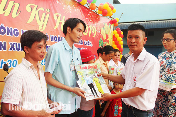 Anh Trần Hữu Đạt tặng quà cho công nhân khó khăn trong công ty. Ảnh: L.Mai