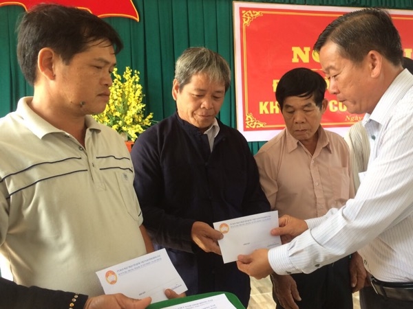 Chủ tịch Ủy ban MTTQ Việt Nam tỉnh Đào Văn Phước tặng quà cho 5 hộ dân