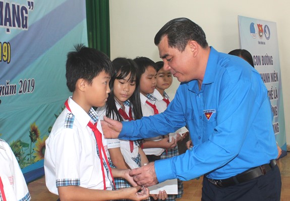 Bí thư Tỉnh đoàn Nguyễn Cao Cường trao học bổng cho học sinh Trường THCS Lý Tự Trọng