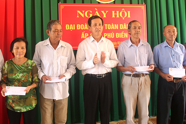 Đồng chí Phạm Văn Ru UV. BTV Trưởng ban Tổ chức Tỉnh ủy trao thưởng cho các cá nhân đạt thành tích xuất sắc trong xây dựng cộng đồng dân cư 2019.