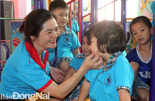 Niềm vui của chị Hoàng Thị Tú Oanh là mỗi ngày được gần gũi, trò chuyện với trẻ. Ảnh: N.Sơn