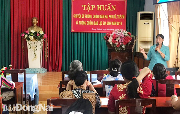 Phó chủ tịch thường trực Hội Liên hiệp phụ nữ Việt Nam tỉnh Lê Thị Thái tập huấn chuyên đề phòng chống xâm hại tình dục phụ nữ, trẻ em và phòng chống bạo lực gia đình năm 2019 tại TP.Long Khánh