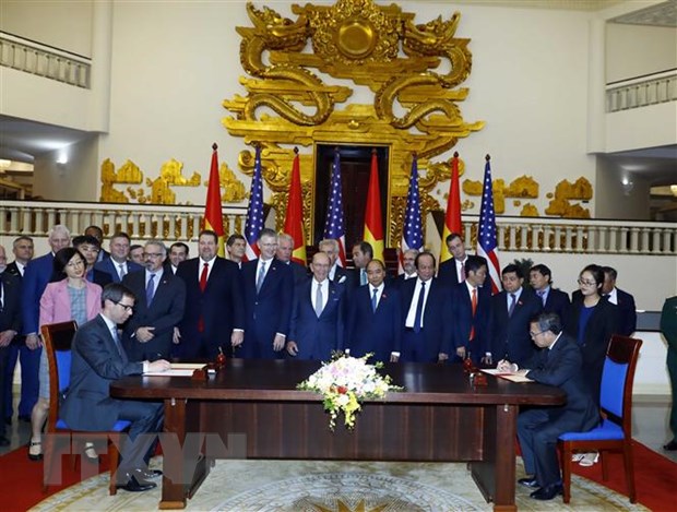 Thủ tướng Nguyễn Xuân Phúc và Bộ trưởng Thương mại Hoa Kỳ Wilbur Ross chứng kiến lễ ký biên bản ghi nhớ giữa Tập đoàn AES (Hoa Kỳ) và Bộ Công Thương về Dự án Nhà máy điện khí Mỹ Sơn 2 tại Bình Thuận do AES làm chủ đầu tư. (Ảnh: Thống Nhất/TTXVN)