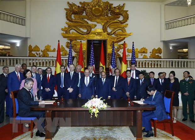 Thủ tướng Nguyễn Xuân Phúc và Bộ trưởng Thương mại Hoa Kỳ Wilbur Ross chứng kiến lễ ký biên bản ghi nhớ giữa Vietnam Airlines về việc ký hợp đồng cung cấp phần mềm quản trị và tối ưu hóa doanh thu hàng không với Tập đoàn Sabre, nhà cung cấp giải pháp công nghệ thông tin hàng không, khách sạn và du lịch hàng đầu của Hoa Kỳ. (Ảnh: Thống Nhất/TTXVN)