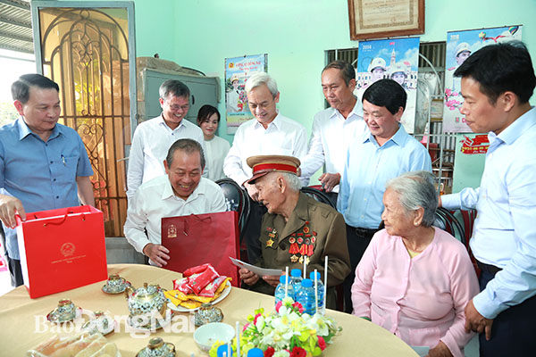 Đồng chí Trương Hòa Bình thăm một lão thành cách mạng có hơn 75 năm tuổi Đảng tại ấp Tân Triều