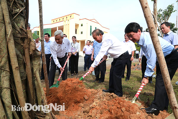 Đồng chí Trương Hòa Bình trồng cây lưu niệm tại Trung tâm văn hoá học tập cộng đồng ấp Tân Triều