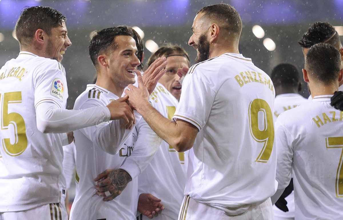 Barcelona và Real tiếp tục đua song mã bằng những trận thắng vùi dập