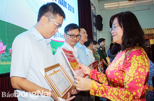 Phó chủ tịch UBND tỉnh Nguyễn Hòa Hiệp trao bằng khen của UBND tỉnh cho các tập thể đoạt giải cao tại Cuộc thi trực tuyến Tìm hiểu pháp luật 2019
