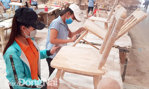 Các sản phẩm gỗ xuất khẩu là mặt hàng chủ lực của Đồng Nai trong xu thế FTA Trong ảnh: Sản xuất đồ gỗ xuất khẩu tại Công ty TNHH Hoài Phú Long (huyện Vĩnh Cửu). Ảnh: H.Quân