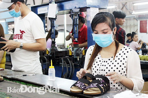 Sản xuất giày dép xuất khẩu tại Công ty cổ phần giày dép cao su màu (TP.Biên Hòa). Ảnh: K.Minh