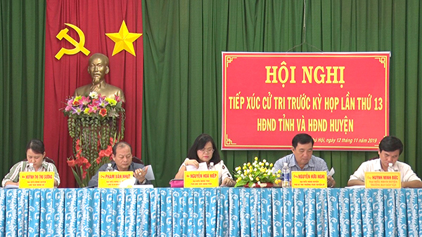 Các đại biểu HĐND tỉnh, huyện (đơn vị bầu cử Nhơn Trạch) tại hội nghị tiếp xúc cử tri