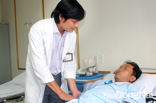Bác sĩ Bùi Khắc Thái, Khoa Ngoại tổng hợp kiểm tra sức khỏe cho bệnh nhân T. trước khi bệnh nhân xuất viện