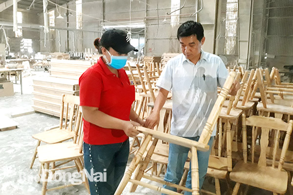 Sản xuất gỗ nội thất tại một doanh nghiệp ở TP.Biên Hòa. Ảnh:V.Gia